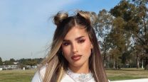 Juli Poggio impone el conjunto sastrero cuadrillé, la tendencia más elegante del invierno