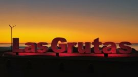 En la zona, mientras los pescadores disfrutan de algunos de los mejores pesqueros de pejerrey del país, el resto del grupo puede descubrir paisajes únicos, fauna marina, excelente gastronomía y propuestas recreativas pensadas para todas las edades.