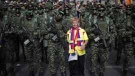 Una mujer posa con soldados antes de un desfile militar en conmemoración del Día de la Independencia de Colombia en Bogotá.