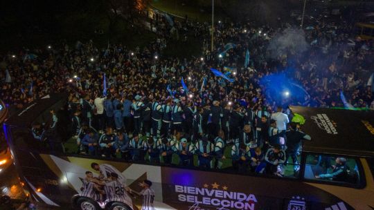 Selección given warm welcome home as thousands line streets in thanks