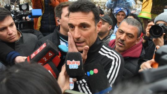 Las gambetas de Scaloni para no hablar de su continuidad y de la bandera malvinense
