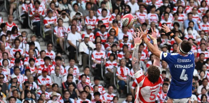 El capitán de Japón, Warner Dearns, y el francés Florian Verhaeghe saltan por la pelota durante el partido del Campeonato de Naciones de Rugby del Hemisferio Sur contra Francia en el Estadio Nacional de Tokio.