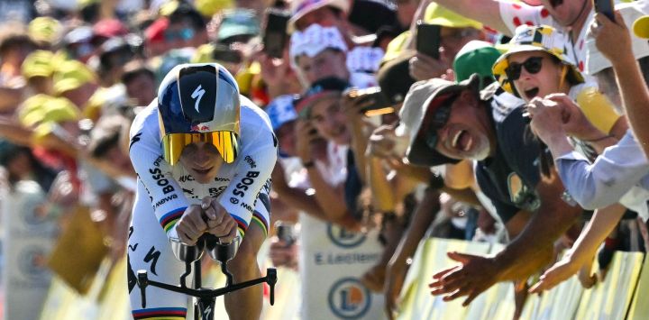 El ciclista belga Remco Evenepoel, del equipo Red Bull - BORA - hansgrohe, llega a la meta de la 16.ª etapa de la 113.ª edición del Tour de Francia, un recorrido de 26 km entre Évian-les-Bains y Thonon-les-Bains, en los Alpes franceses.
