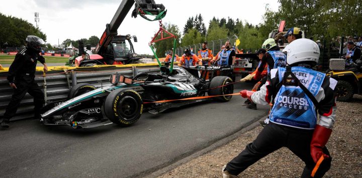 El coche del piloto británico de Mercedes, George Russell, es retirado de la pista tras una colisión con el piloto británico de Ferrari, Lewis Hamilton, durante la primera ronda del Gran Premio de Bélgica de Fórmula 1 en el circuito de Spa-Francorchamps, en Spa.