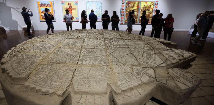 Imagen de visitantes observando exposiciones en el Museo del Palacio de Bellas Artes, en la Ciudad de México, capital de México. El museo ofrece entrada gratuita los domingos, atrayendo a un gran número de residentes y turistas para explorar sus exposiciones.