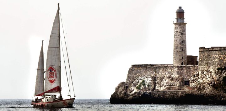 Imagen del velero Astral de la organización no gubernamental (ONG) española "Open Arms" entrando al puerto, en La Habana, capital de Cuba. El velero Astral de la ONG española "Open Arms", el cual forma parte del proyecto Rumbo a Cuba, arribó al puerto de La Habana con un cargamento de donativos para un hospital pediátrico cubano que incluye paneles solares, equipamiento e insumos médicos.