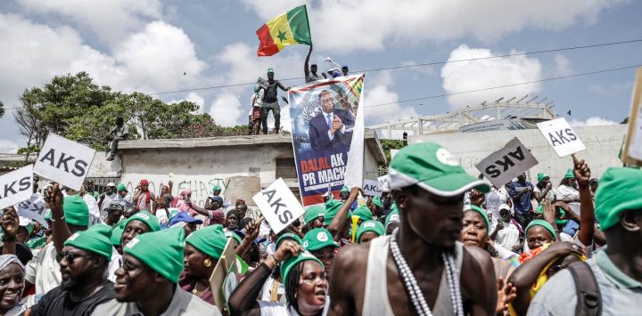 Partidarios del expresidente senegalés Macky Sall se congregan a las afueras del aeropuerto militar Leopold Senghor antes de su llegada a Dakar. El expresidente senegalés Macky Sall, candidato al cargo de Secretario General de las Naciones Unidas, anunció que viajaría a Dakar para reunirse con su sucesor, el presidente de Senegal, Bassirou Diomaye Faye.