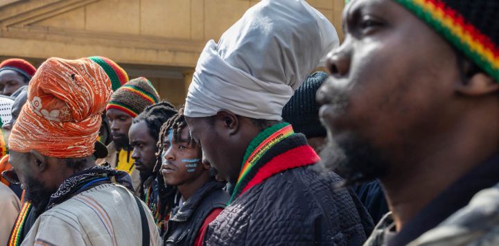 Rastafaris se congregan frente a los Tribunales de Milimani durante la lectura virtual del fallo sobre la legalización del cannabis en Nairobi. La justicia keniana rechazó ese mismo día la solicitud de la comunidad rastafari del país, que exigía el consumo libre de cannabis en nombre de la libertad de culto, pero pidió un debate nacional sobre la droga. La ley keniana castiga la posesión de cannabis para uso personal con hasta 10 años de prisión y una multa cuantiosa.