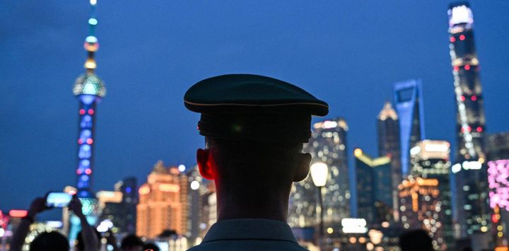 Un miembro de la policía paramilitar china monta guardia en el Bund de Shanghái.