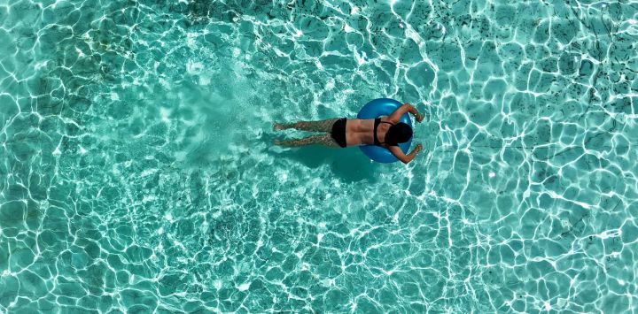 Una mujer nada en una piscina en Kerperscheid, cerca de Schleiden, en el oeste de Alemania, cuando las temperaturas en la región rondaban los 29 grados Celsius.