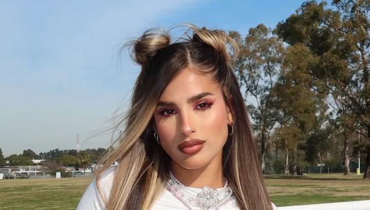 Juli Poggio impone el conjunto sastrero cuadrillé, la tendencia más elegante del invierno
