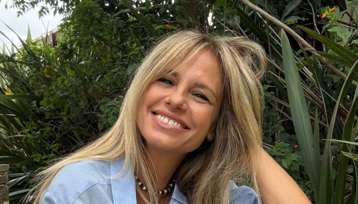 Mariana Fabbiani dio cátedra de estilo sobre cómo combinar una chaqueta de gamuza este invierno