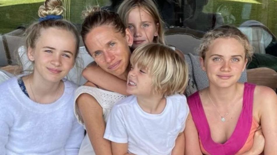 Carola del Bianco y sus hijos Maia, Elisa, Isabel y Paquito