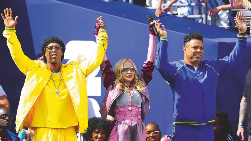 Shakira junto a Ronaldo y Ronaldinho