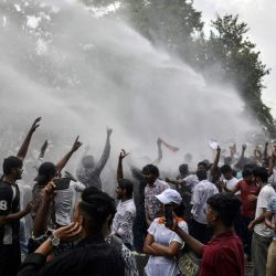 Agentes de policía utilizaron cañones de agua para dispersar a los manifestantes durante una marcha de protesta en Patna, en la que exigían la dimisión del ministro de Educación de la India, Dharmendra Pradhan, por presuntas irregularidades en el examen NEET. Las protestas, lideradas por el movimiento Cockroach Janta Party (CJP), difundido a través de las redes sociales, se han convertido en uno de los mayores desafíos para el gobierno del primer ministro Narendra Modi desde su reelección en 2024. | Foto:Sachin Kumar / AFP