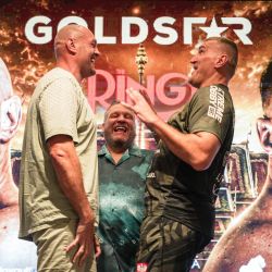 El británico Tyson Fury (izquierda) y el polaco Mariusz Wach (derecha) asisten a una rueda de prensa previa a su combate benéfico de boxeo en Pattaya, Tailandia. | Foto:Chanakarn Laosarakham / AFP