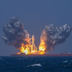 El cohete comercial Gravity-1 despegó del Centro de Lanzamiento de Satélites de Taiyuan, transportando nueve satélites a sus órbitas designadas, en alta mar frente a la costa de Shanghái, en el este de China. | Foto:CNS / AFP