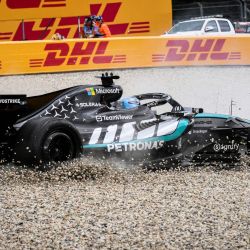 El piloto británico de Mercedes, George Russell, se estrelló contra la grava tras colisionar con el piloto británico de Ferrari, Lewis Hamilton, durante la primera ronda del Gran Premio de Bélgica de Fórmula 1 en el circuito de Spa-Francorchamps, en Spa. | Foto:JOHN THYS / AFP
