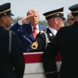 El presidente de Estados Unidos, Donald Trump, y el secretario de Defensa, Pete Hegseth (derecha), saludan mientras un equipo del Ejército estadounidense transporta el ataúd cubierto con la bandera que contiene los restos del sargento Angel S. Rampersad, de 28 años y oriundo de Ozone Park, Nueva York, durante una solemne ceremonia de traslado para militares estadounidenses caídos en operaciones en Oriente Medio, en la Base Aérea de Dover, Delaware. Según el Departamento de Defensa de Estados Unidos, se cree que Rampersad murió en combate el 17 de julio durante un ataque enemigo en la Base Aérea de Muwaffaq Salti, en Jordania. | Foto:SAUL LOEB / AFP