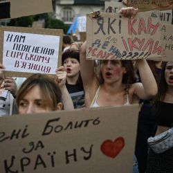 Manifestantes participan en una protesta contra la destitución del ministro de Defensa reformista Mykhailo Fedorov y exigen la destitución del jefe del ejército ucraniano, Oleksandr Syrskyi, mientras el presidente de Ucrania enfrenta una de las crisis políticas más urgentes de la invasión rusa, en Kiev. Las protestas, desencadenadas por la destitución del popular ministro de Defensa Mykhailo Fedorov, quien se enfrentó repetidamente con el alto mando del ejército, cumplen ya su quinto día, convirtiéndose en las manifestaciones más largas y las más directamente relacionadas con la guerra. | Foto:GENYA SAVILOV / AFP