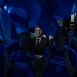 Simpatizantes ondean banderas junto a un retrato del líder del partido HaDemokratim ("Los Demócratas") y exmiembro del Knesset, Yair Golan, durante el acto de lanzamiento de la campaña del partido tras sus primarias, de cara a las elecciones generales del país en Tel Aviv. Israel celebrará elecciones nacionales el 27 de octubre, la última fecha permitida por la ley, según anunció su parlamento. La votación se considera un referéndum sobre el liderazgo del primer ministro desde que estalló la guerra de Gaza. | Foto:ilia yefimovich / AFP