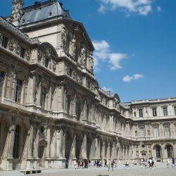 Turistas son vistos cerca del Museo del Louvre, en París, Francia. | Foto:Xinhua/Wu Huiwo