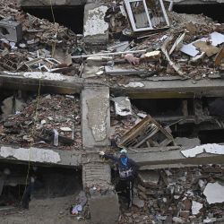 Una persona permanece de pie entre los escombros de un edificio de varios pisos derrumbado en Caraballeda, Venezuela, tras los terremotos del 24 de junio. | Foto:Federico Parra / AFP