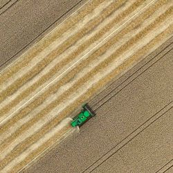Una vista aérea muestra una cosechadora atravesando un campo mientras corta el grano cerca de Niederkassel, en el oeste de Alemania. | Foto:INA FASSBENDER / AFP
