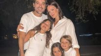 Paula Chaves y Pedro Alfonso junto a sus tres hijos