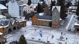 Bariloche amaneció cubierta de blanco.