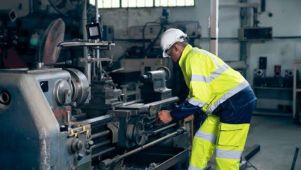 Por qué la economía produce más pero destruye puestos de trabajo y reduce los salarios reales