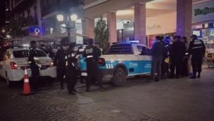 Muerte y misterio: encuentran a un turista sin vida en la calle.