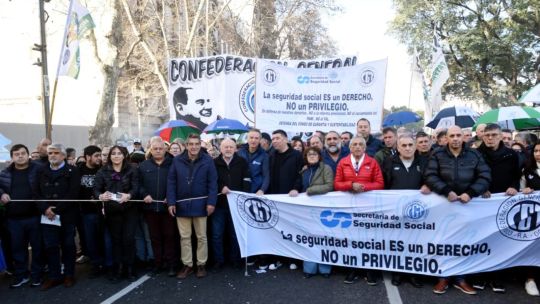 La CGT vuelve a las calles contra Milei y marcha a Economía por el endeudamiento de millones de familias