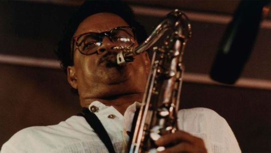 Murió Plas Johnson a los 94 años, el legendario saxofonista detrás del icónico tema de “La Pantera Rosa”