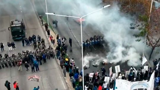 Tensión en los ingresos a CABA: cortes de manifestantes, que están cara a cara con la Policía