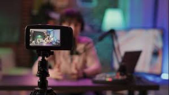 Quién es el youtuber que ingirió una sustancia tóxica en vivo y murió