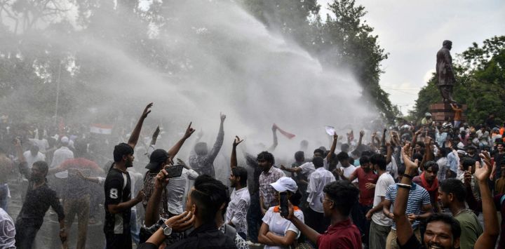 Agentes de policía utilizaron cañones de agua para dispersar a los manifestantes durante una marcha de protesta en Patna, en la que exigían la dimisión del ministro de Educación de la India, Dharmendra Pradhan, por presuntas irregularidades en el examen NEET. Las protestas, lideradas por el movimiento Cockroach Janta Party (CJP), difundido a través de las redes sociales, se han convertido en uno de los mayores desafíos para el gobierno del primer ministro Narendra Modi desde su reelección en 2024.