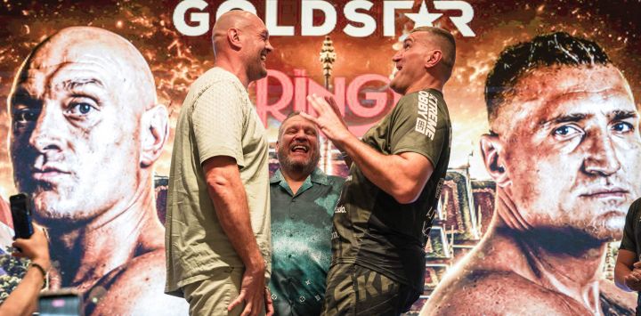 El británico Tyson Fury (izquierda) y el polaco Mariusz Wach (derecha) asisten a una rueda de prensa previa a su combate benéfico de boxeo en Pattaya, Tailandia.