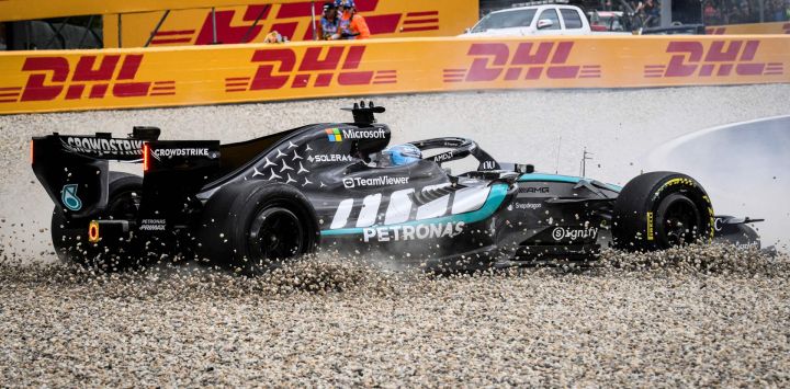 El piloto británico de Mercedes, George Russell, se estrelló contra la grava tras colisionar con el piloto británico de Ferrari, Lewis Hamilton, durante la primera ronda del Gran Premio de Bélgica de Fórmula 1 en el circuito de Spa-Francorchamps, en Spa.