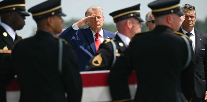 El presidente de Estados Unidos, Donald Trump, y el secretario de Defensa, Pete Hegseth (derecha), saludan mientras un equipo del Ejército estadounidense transporta el ataúd cubierto con la bandera que contiene los restos del sargento Angel S. Rampersad, de 28 años y oriundo de Ozone Park, Nueva York, durante una solemne ceremonia de traslado para militares estadounidenses caídos en operaciones en Oriente Medio, en la Base Aérea de Dover, Delaware. Según el Departamento de Defensa de Estados Unidos, se cree que Rampersad murió en combate el 17 de julio durante un ataque enemigo en la Base Aérea de Muwaffaq Salti, en Jordania.