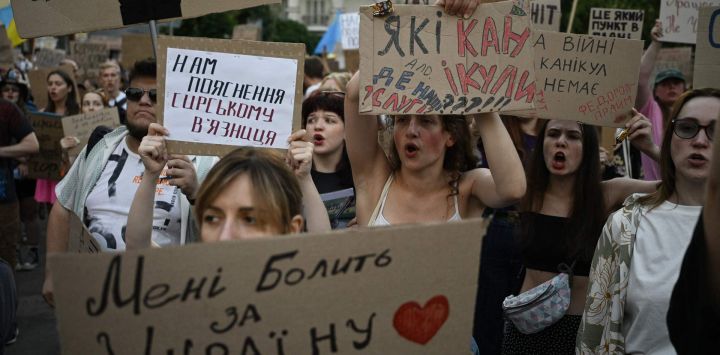 Manifestantes participan en una protesta contra la destitución del ministro de Defensa reformista Mykhailo Fedorov y exigen la destitución del jefe del ejército ucraniano, Oleksandr Syrskyi, mientras el presidente de Ucrania enfrenta una de las crisis políticas más urgentes de la invasión rusa, en Kiev. Las protestas, desencadenadas por la destitución del popular ministro de Defensa Mykhailo Fedorov, quien se enfrentó repetidamente con el alto mando del ejército, cumplen ya su quinto día, convirtiéndose en las manifestaciones más largas y las más directamente relacionadas con la guerra.