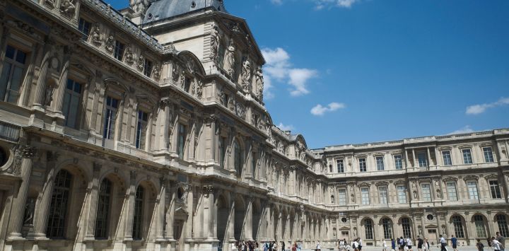 Turistas son vistos cerca del Museo del Louvre, en París, Francia.