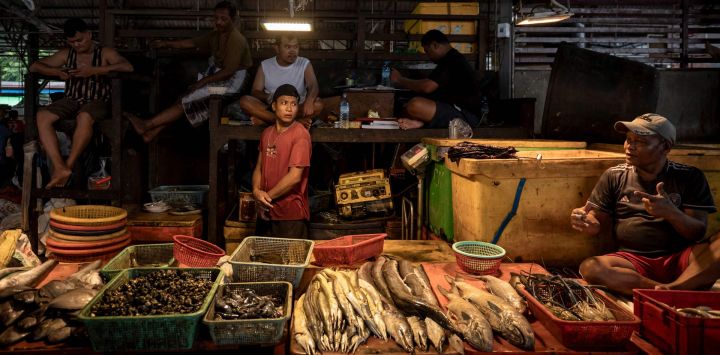 Vendedores esperaban clientes en el mercado de pescado de Shwe Padauk, en Yangon, Myanmar. Los mercados de Shwe Padauk y el antiguo mercado de San Pya son eslabones fundamentales de la cadena alimentaria de Yangon, puntos de tránsito de proteínas que alimentan a millones de personas en toda la ciudad.