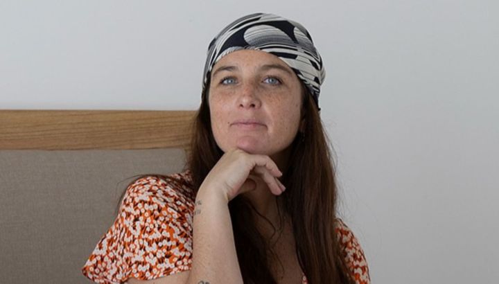 Entramos a la cocina de Juana Repetto: madera, isla y lámparas con un detalle muy original