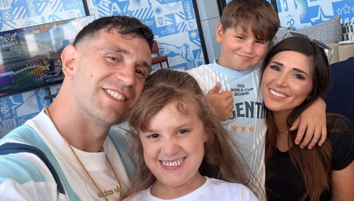 Mandinha, la esposa del Dibu Martínez, mostró el día de campo de sus hijos Ava y Santi: "Pusimos a los chicos a laburar"