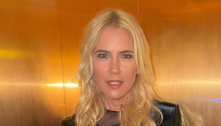 Valeria Mazza deslumbró con un look dark romance: vestido impactante y botas XL de su propia marca