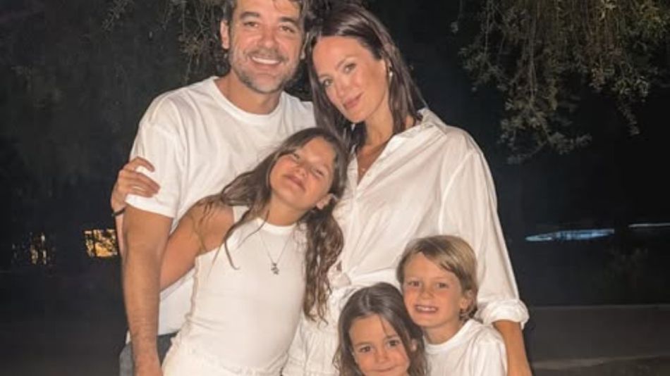 Paula Chaves y Pedro Alfonso junto a sus tres hijos