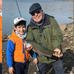 Quienes decidan combinar turismo y pesca deben prestar especial atención al estado de los caminos. Durante las primeras horas del día, el hielo sobre el asfalto puede volver muy peligrosos algunos tramos, especialmente en los accesos a los lagos y ríos de montaña.