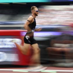 El británico Josh Kerr compite en la prueba de la milla masculina durante la competición de atletismo de la Liga Diamante de la IAAF en el estadio de Londres. | Foto:HENRY NICHOLLS / AFP