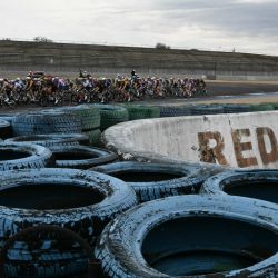 El pelotón de ciclistas recorre el circuito de Magny-Cours al inicio de la duodécima etapa de la 113.ª edición del Tour de Francia, un recorrido de 181 km entre el Circuito de Nevers Magny-Cours y Chalon-sur-Saône, en el centro de Francia. | Foto:JEFF PACHOUD / AFP